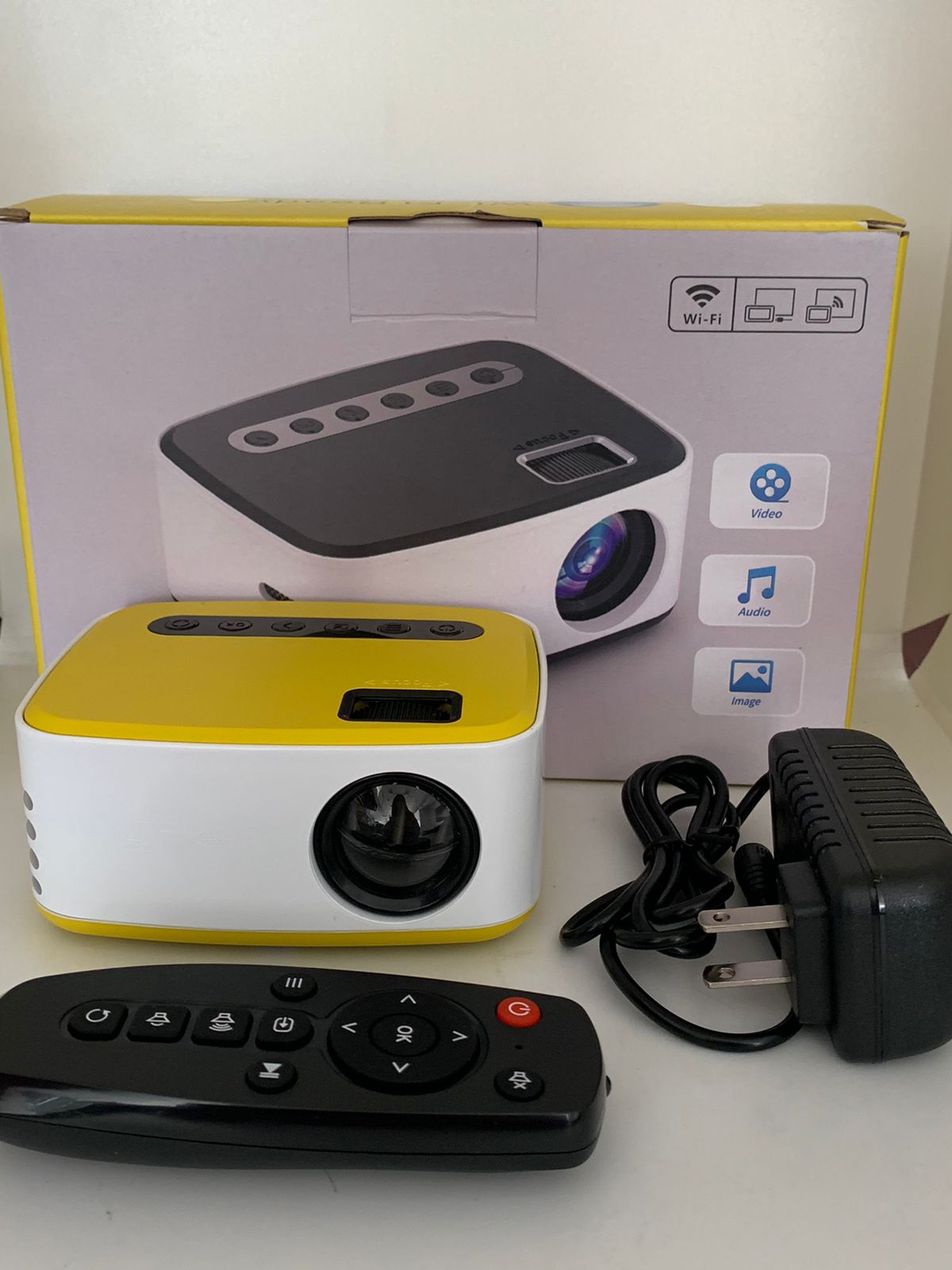 Mini Proyector Portátil WiFi 1080P con Altavoz Integrado