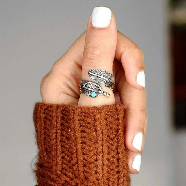 Anillo Boho Ajustable con Pluma y Turquesa – Estilo Natural y Elegante