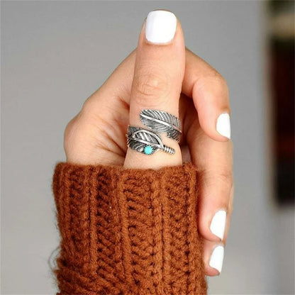 Anillo Boho Ajustable con Pluma y Turquesa – Estilo Natural y Elegante
