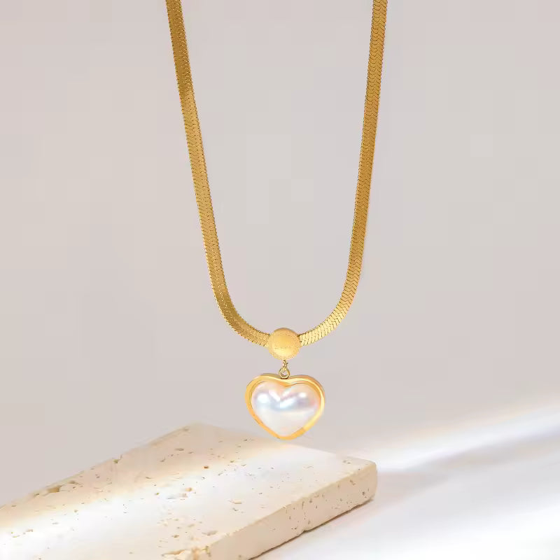 Collar Joya Corazón de Perla en Cadena Fina