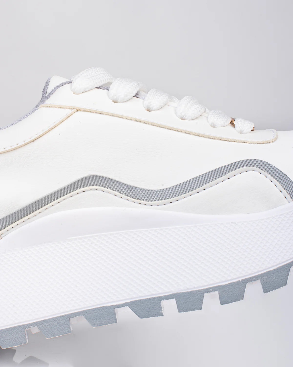 Tenis Beli – Estilo encantador con un toque moderno